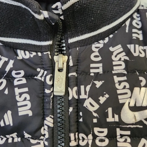 Nike “ Just Do It” all over Boys Size S (4-5 Yrs) Zip Puffer Coat / Jacket - Picture 4 of 9